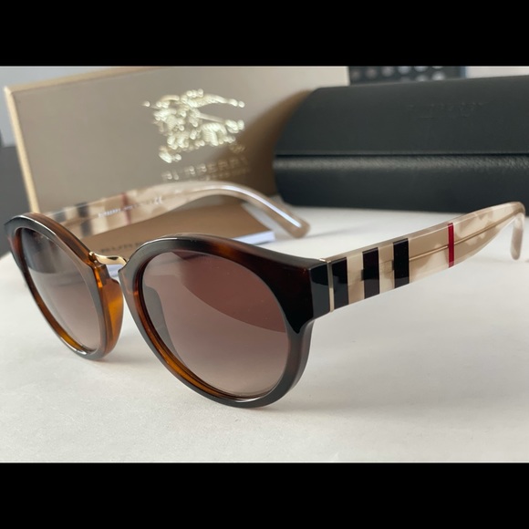 Burberry 50MM square sunglasses - Picture 2 of 6